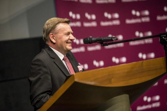 Zdjęcie nr 4 z galerii Absolwenci studiów podyplomowych Akademii WSB odebrali dyplomy oraz wyróżnienia