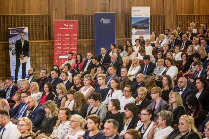 Zdjęcie nr 11 z galerii Absolwenci studiów podyplomowych Akademii WSB odebrali dyplomy oraz wyróżnienia