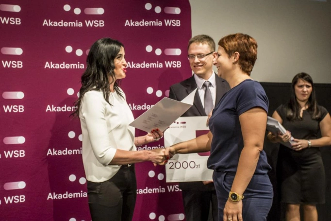 Zdjęcie nr 25 z galerii Absolwenci studiów podyplomowych Akademii WSB odebrali dyplomy oraz wyróżnienia