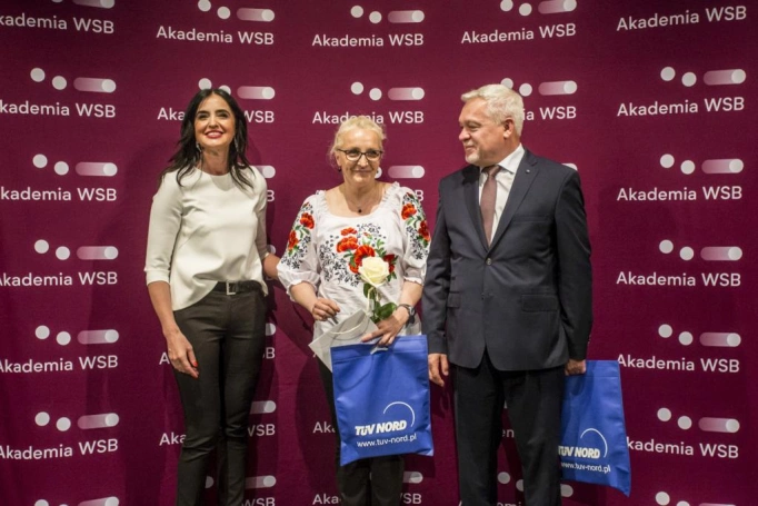 Zdjęcie nr 21 z galerii Absolwenci studiów podyplomowych Akademii WSB odebrali dyplomy oraz wyróżnienia