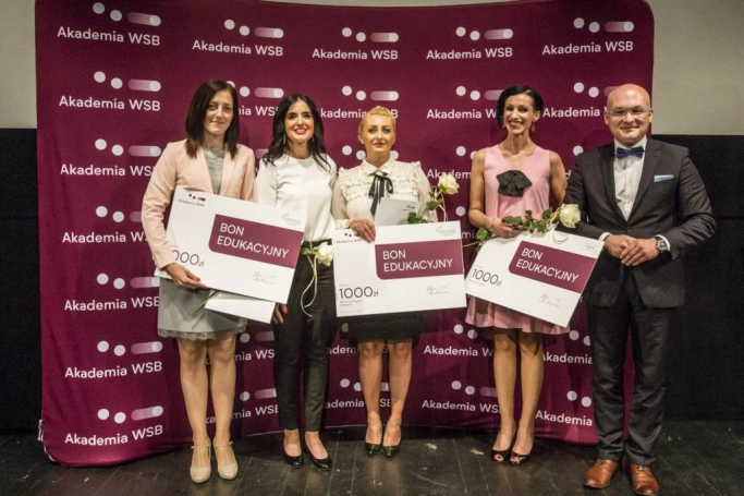 Zdjęcie nr 27 z galerii Absolwenci studiów podyplomowych Akademii WSB odebrali dyplomy oraz wyróżnienia