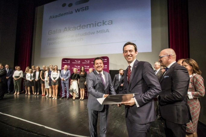 Zdjęcie nr 28 z galerii Absolwenci studiów podyplomowych Akademii WSB odebrali dyplomy oraz wyróżnienia