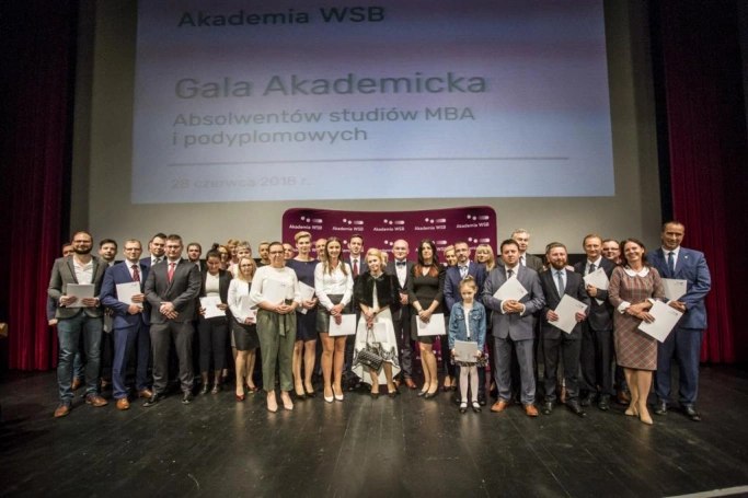 Zdjęcie nr 30 z galerii Absolwenci studiów podyplomowych Akademii WSB odebrali dyplomy oraz wyróżnienia
