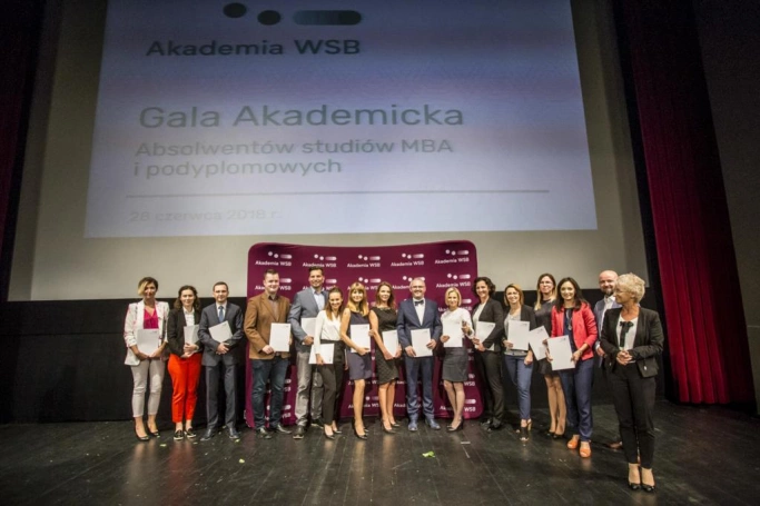 Zdjęcie nr 31 z galerii Absolwenci studiów podyplomowych Akademii WSB odebrali dyplomy oraz wyróżnienia