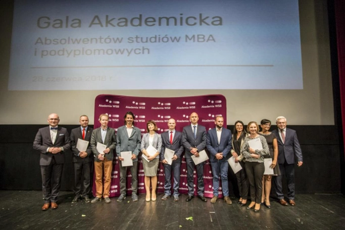 Zdjęcie nr 33 z galerii Absolwenci studiów podyplomowych Akademii WSB odebrali dyplomy oraz wyróżnienia