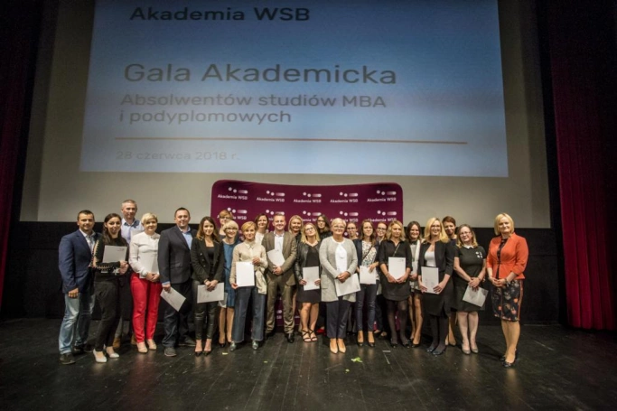 Zdjęcie nr 34 z galerii Absolwenci studiów podyplomowych Akademii WSB odebrali dyplomy oraz wyróżnienia