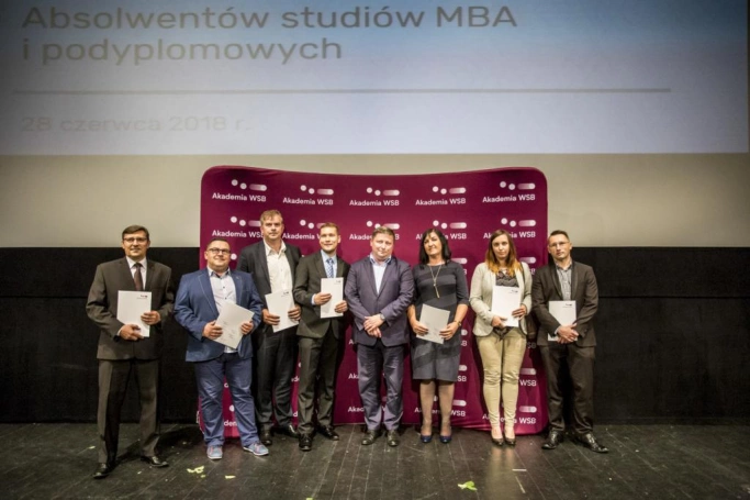 Zdjęcie nr 36 z galerii Absolwenci studiów podyplomowych Akademii WSB odebrali dyplomy oraz wyróżnienia