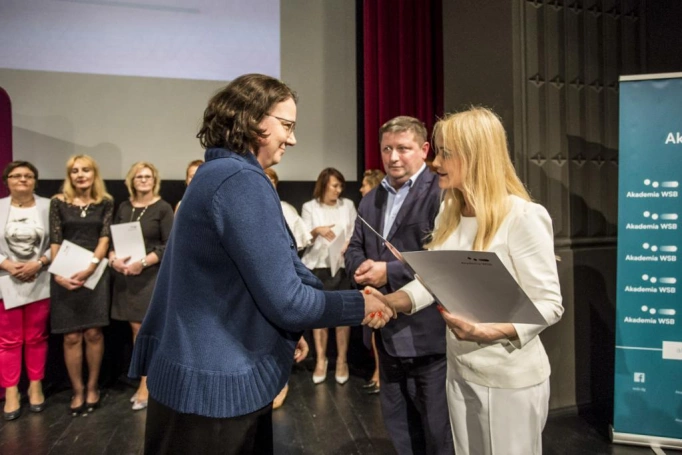 Zdjęcie nr 38 z galerii Absolwenci studiów podyplomowych Akademii WSB odebrali dyplomy oraz wyróżnienia