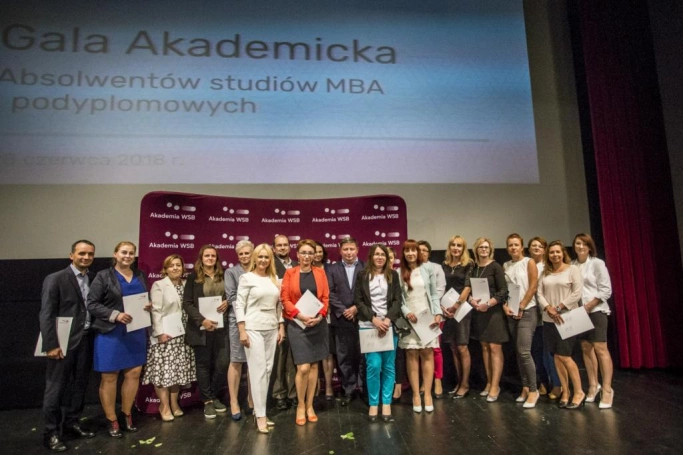 Zdjęcie nr 39 z galerii Absolwenci studiów podyplomowych Akademii WSB odebrali dyplomy oraz wyróżnienia
