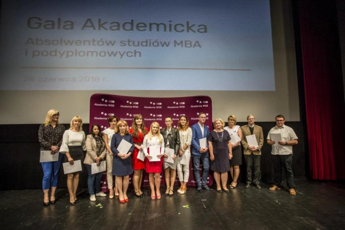 Zdjęcie nr 40 z galerii Absolwenci studiów podyplomowych Akademii WSB odebrali dyplomy oraz wyróżnienia