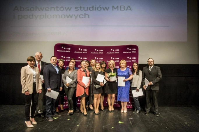 Zdjęcie nr 43 z galerii Absolwenci studiów podyplomowych Akademii WSB odebrali dyplomy oraz wyróżnienia
