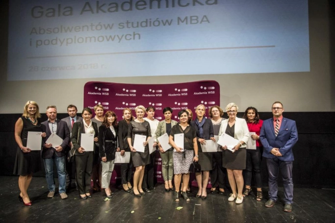 Zdjęcie nr 45 z galerii Absolwenci studiów podyplomowych Akademii WSB odebrali dyplomy oraz wyróżnienia