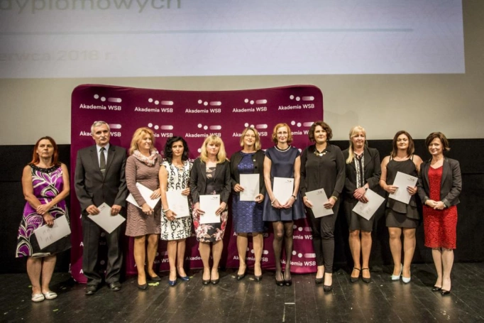 Zdjęcie nr 47 z galerii Absolwenci studiów podyplomowych Akademii WSB odebrali dyplomy oraz wyróżnienia