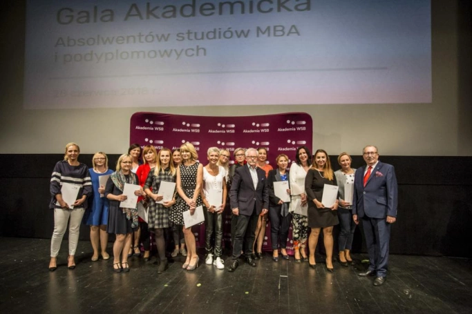Zdjęcie nr 48 z galerii Absolwenci studiów podyplomowych Akademii WSB odebrali dyplomy oraz wyróżnienia