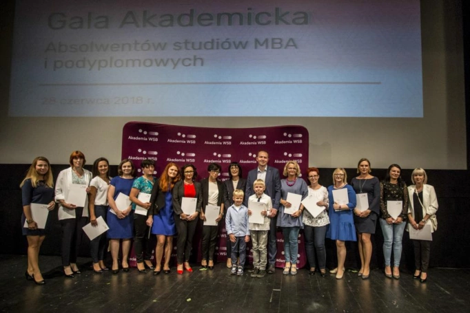 Zdjęcie nr 49 z galerii Absolwenci studiów podyplomowych Akademii WSB odebrali dyplomy oraz wyróżnienia