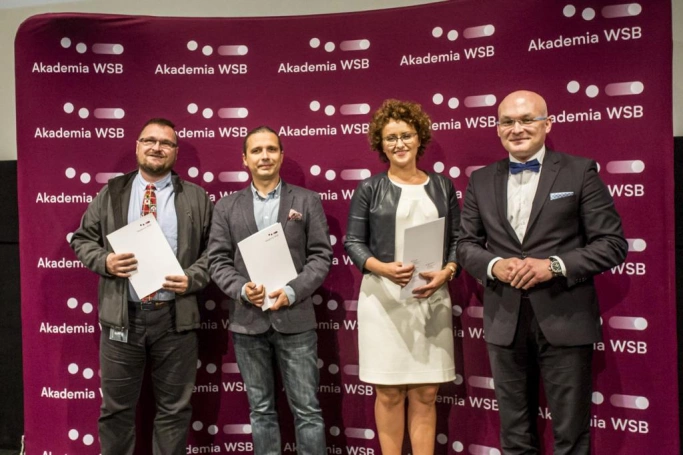 Zdjęcie nr 50 z galerii Absolwenci studiów podyplomowych Akademii WSB odebrali dyplomy oraz wyróżnienia