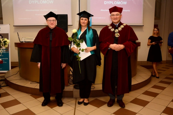 Zdjęcie nr 22 z galerii Absolwenci studiów licencjackich i inżynierskich odebrali dyplomy, przyznano wyróżnienie "Lider Roku"
