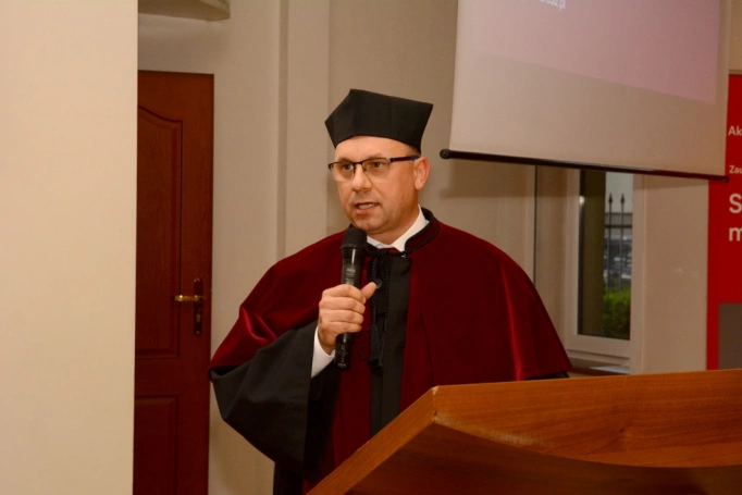 Zdjęcie nr 1 z galerii Absolwenci studiów licencjackich i inżynierskich odebrali dyplomy, przyznano wyróżnienie "Lider Roku"