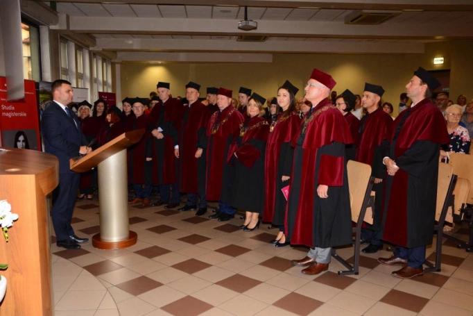 Zdjęcie nr 29 z galerii Absolwenci studiów magisterskich odebrali dyplomy
