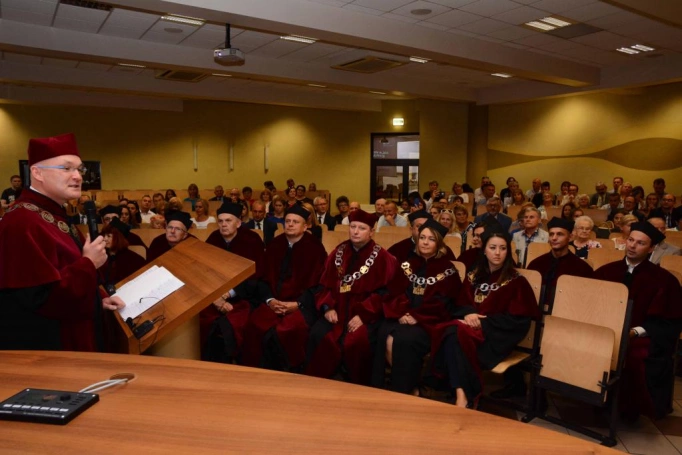 Zdjęcie nr 1 z galerii Absolwenci studiów magisterskich odebrali dyplomy