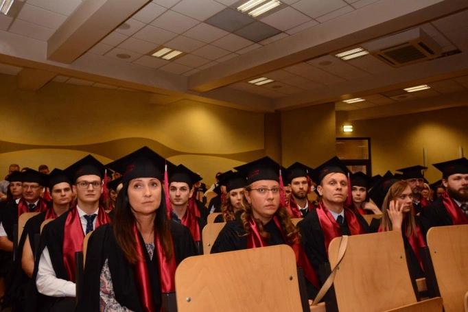 Zdjęcie nr 4 z galerii Absolwenci studiów magisterskich odebrali dyplomy