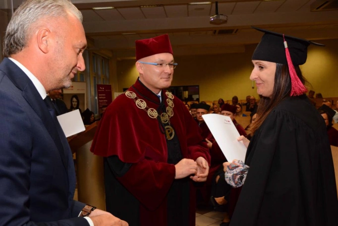 Zdjęcie nr 8 z galerii Absolwenci studiów magisterskich odebrali dyplomy