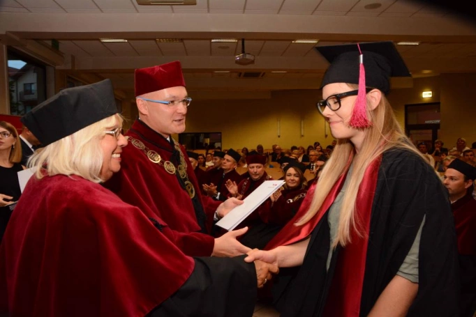 Zdjęcie nr 11 z galerii Absolwenci studiów magisterskich odebrali dyplomy