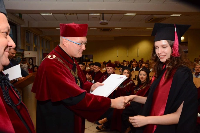 Zdjęcie nr 15 z galerii Absolwenci studiów magisterskich odebrali dyplomy