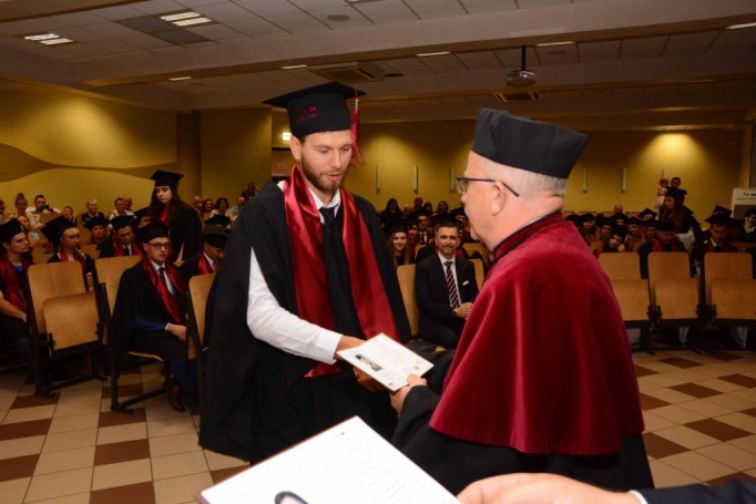 Zdjęcie nr 47 z galerii Absolwenci studiów magisterskich odebrali dyplomy