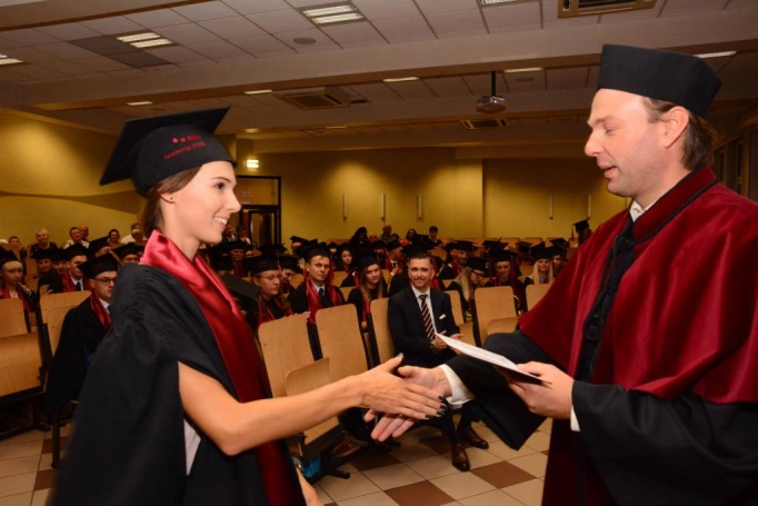 Zdjęcie nr 36 z galerii Absolwenci studiów magisterskich odebrali dyplomy