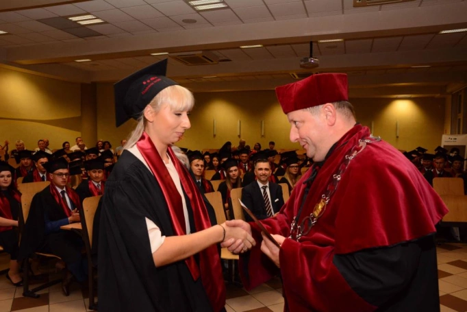 Zdjęcie nr 38 z galerii Absolwenci studiów magisterskich odebrali dyplomy