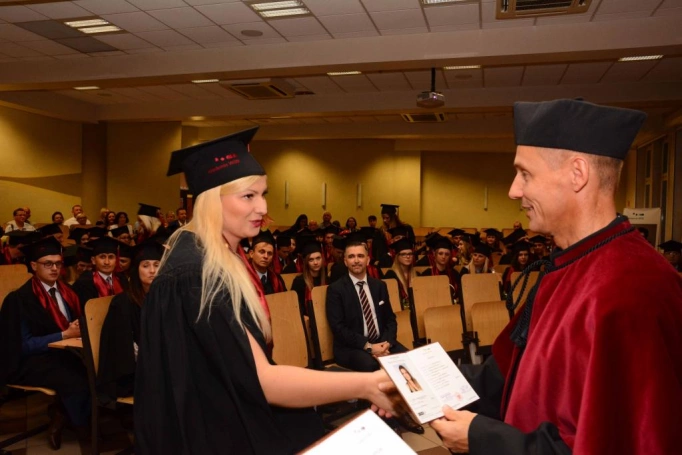 Zdjęcie nr 13 z galerii Absolwenci studiów magisterskich odebrali dyplomy