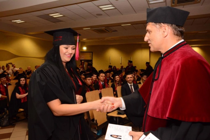 Zdjęcie nr 16 z galerii Absolwenci studiów magisterskich odebrali dyplomy