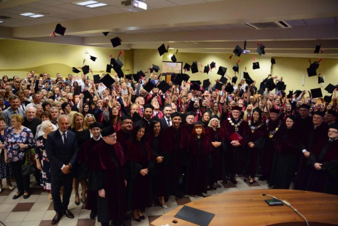 Zdjęcie nr 2 z galerii Absolwenci studiów magisterskich odebrali dyplomy