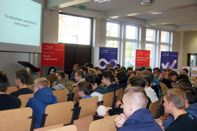 Zdjęcie nr 2 z galerii Uczniowie sosnowieckiego "Elektronika" odwiedzili Akademię WSB