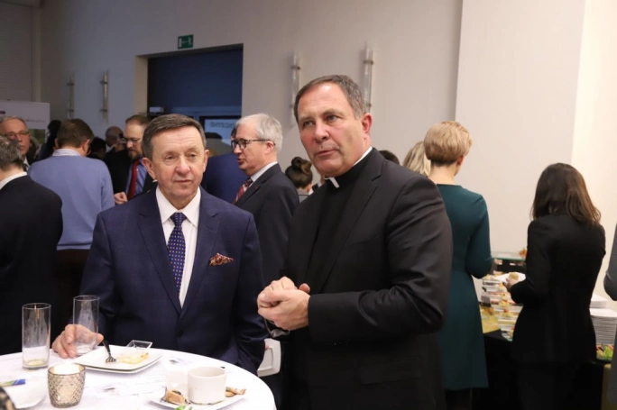 Zdjęcie nr 40 z galerii Spotkanie wigilijno-noworoczne w Akademii WSB