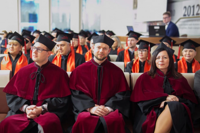 Zdjęcie nr 14 z galerii Absolwenci kierunku MBA (Partner kierunku: EY Academy of Business) odebrali dyplomy!
