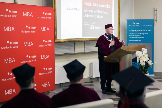 Zdjęcie nr 15 z galerii Absolwenci kierunku MBA (Partner kierunku: EY Academy of Business) odebrali dyplomy!