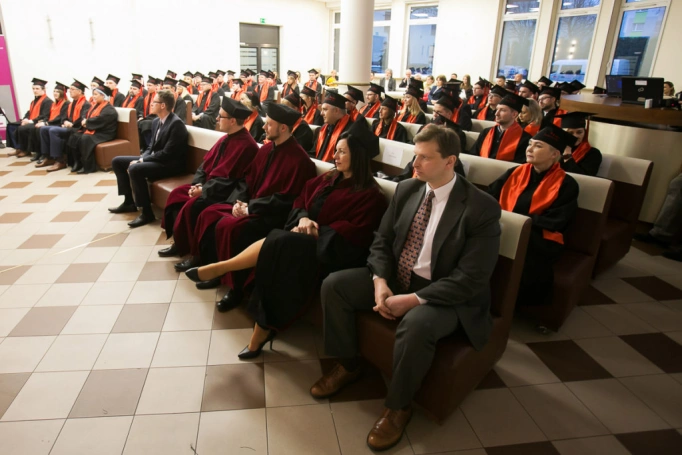 Zdjęcie nr 8 z galerii Absolwenci kierunku MBA (Partner kierunku: EY Academy of Business) odebrali dyplomy!