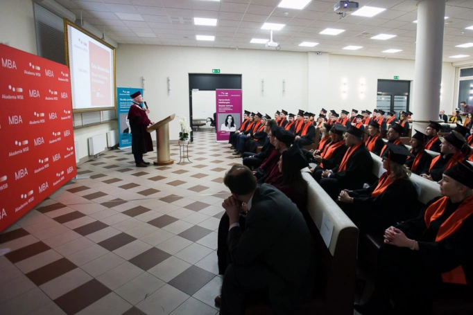 Zdjęcie nr 17 z galerii Absolwenci kierunku MBA (Partner kierunku: EY Academy of Business) odebrali dyplomy!