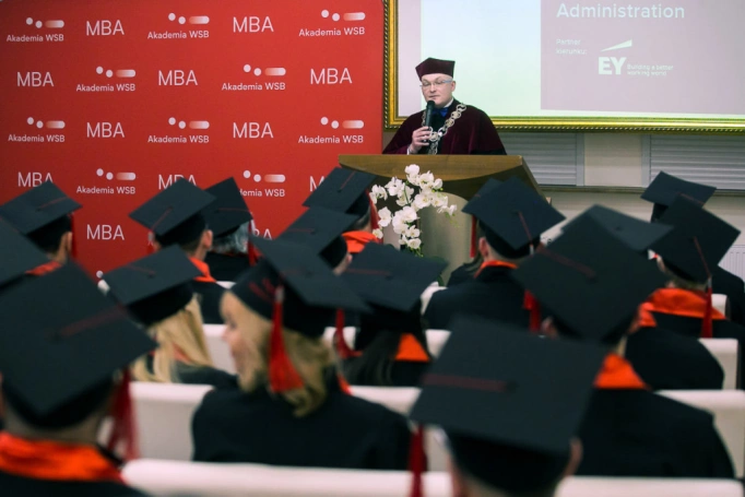 Zdjęcie nr 18 z galerii Absolwenci kierunku MBA (Partner kierunku: EY Academy of Business) odebrali dyplomy!