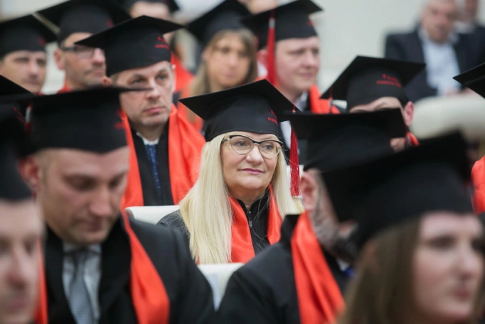 Zdjęcie nr 10 z galerii Absolwenci kierunku MBA (Partner kierunku: EY Academy of Business) odebrali dyplomy!