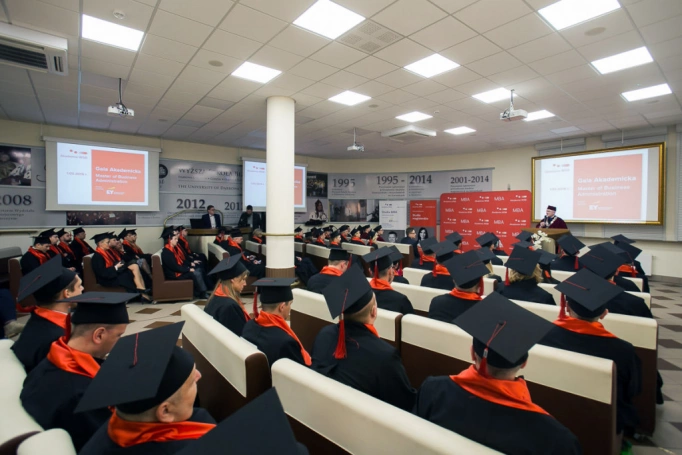 Zdjęcie nr 19 z galerii Absolwenci kierunku MBA (Partner kierunku: EY Academy of Business) odebrali dyplomy!