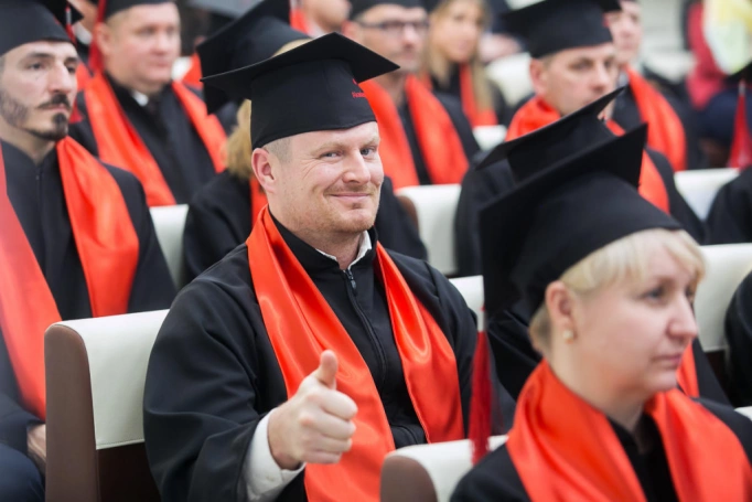 Zdjęcie nr 20 z galerii Absolwenci kierunku MBA (Partner kierunku: EY Academy of Business) odebrali dyplomy!