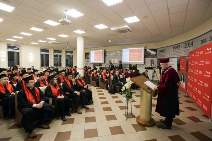 Zdjęcie nr 21 z galerii Absolwenci kierunku MBA (Partner kierunku: EY Academy of Business) odebrali dyplomy!