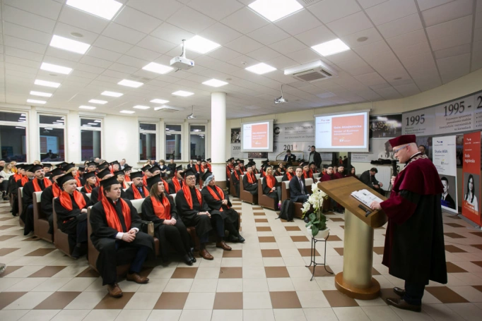 Zdjęcie nr 23 z galerii Absolwenci kierunku MBA (Partner kierunku: EY Academy of Business) odebrali dyplomy!
