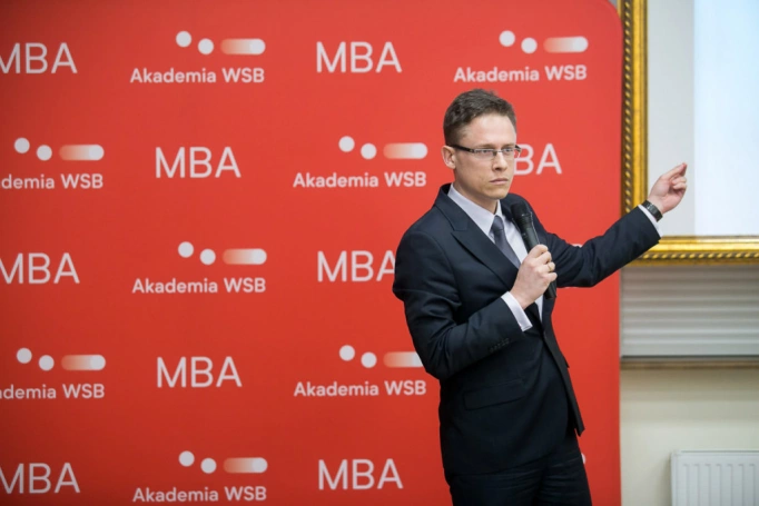Zdjęcie nr 24 z galerii Absolwenci kierunku MBA (Partner kierunku: EY Academy of Business) odebrali dyplomy!