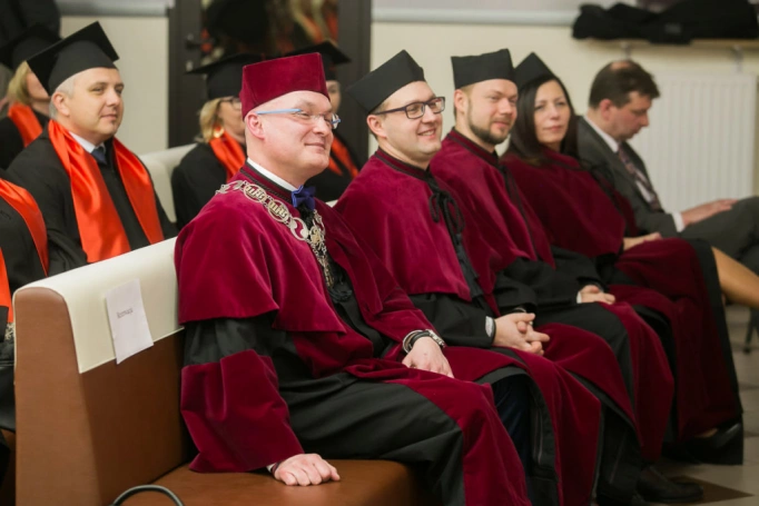 Zdjęcie nr 25 z galerii Absolwenci kierunku MBA (Partner kierunku: EY Academy of Business) odebrali dyplomy!