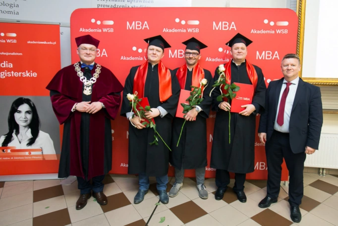Zdjęcie nr 37 z galerii Absolwenci kierunku MBA (Partner kierunku: EY Academy of Business) odebrali dyplomy!