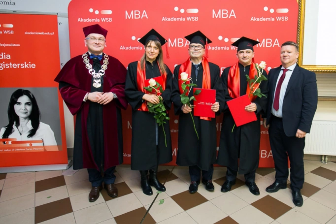 Zdjęcie nr 38 z galerii Absolwenci kierunku MBA (Partner kierunku: EY Academy of Business) odebrali dyplomy!